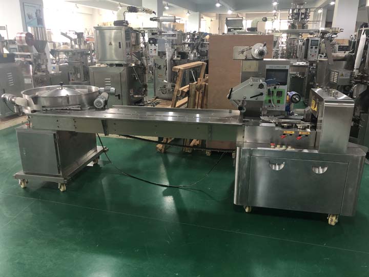 Pillow candy packaging machine